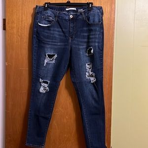 !it Claire Curvy Skinny Ankle stretch jeans w/ holes. Size 22 with a 28” inseam